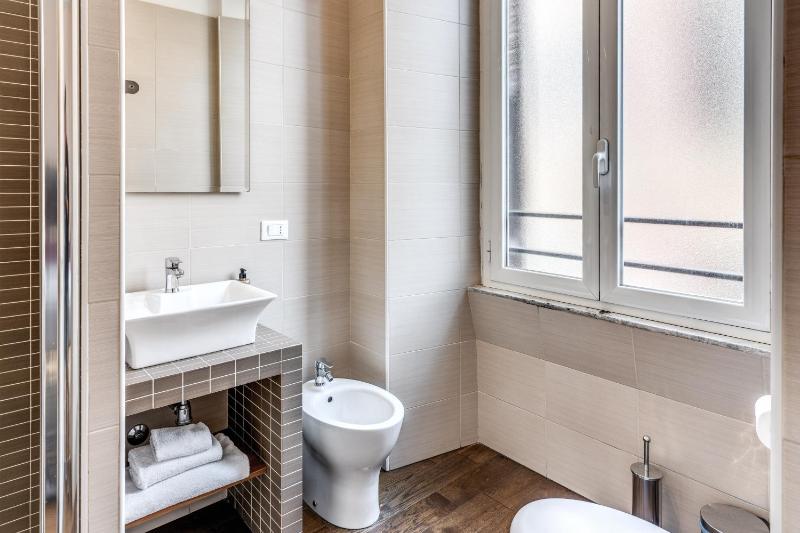 Deluxe Triple Room with City View image 2