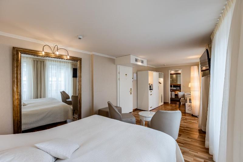 Double Room with City View image 1
