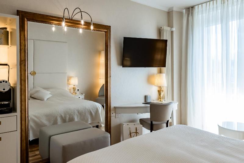 Double Room with River View image 3