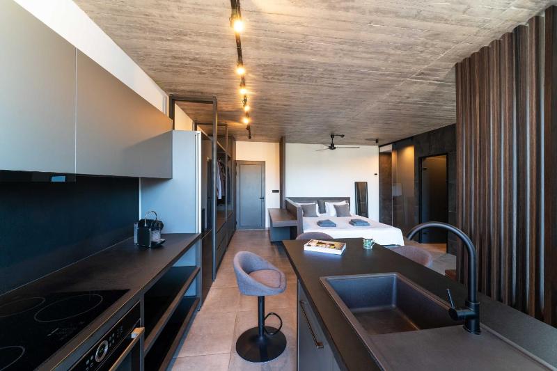 Golden Sun Luxury Apartment Adults Only - image 14