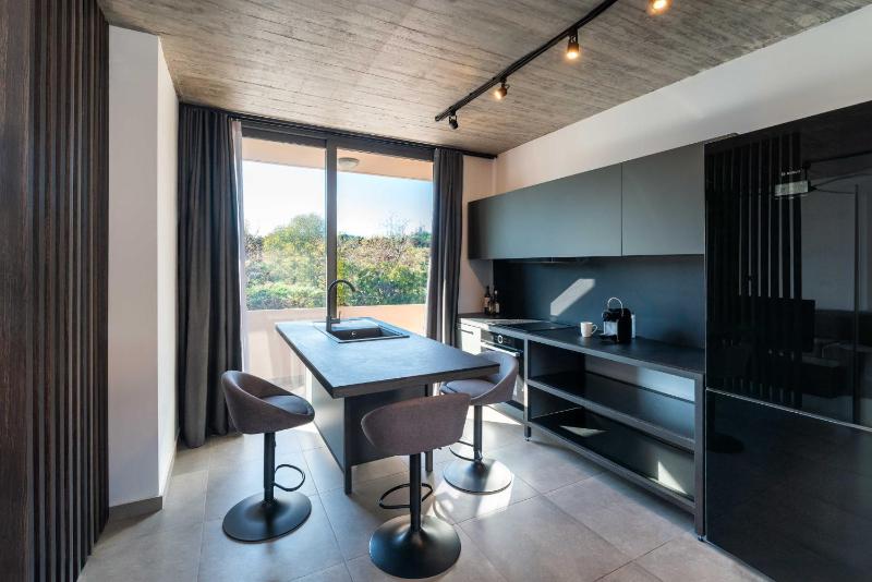Golden Sun Luxury Apartment Adults Only - image 3