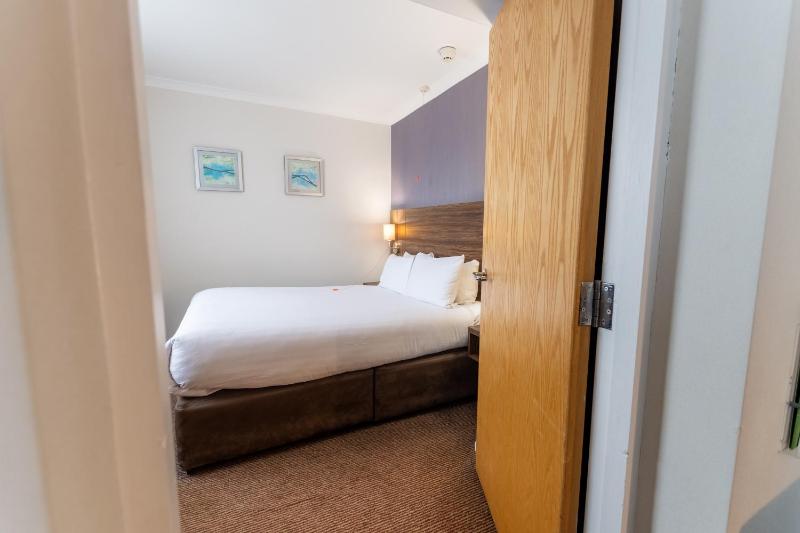 Standard King Room - Disability Access image 4