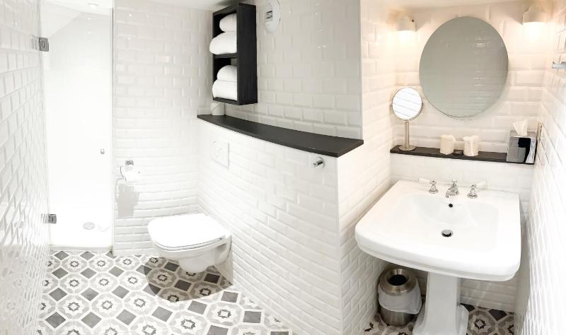 Studio with Kitchenette image 2