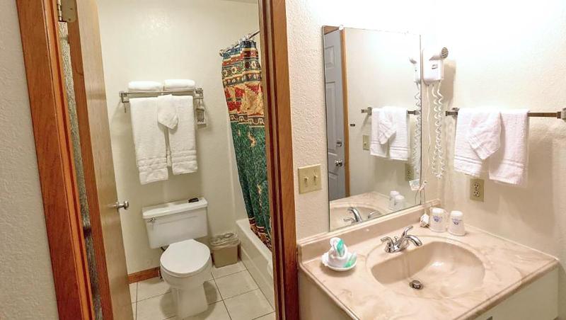 Quadruple Room with Mountain View image 3