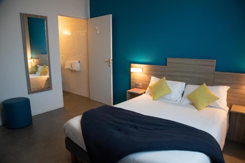 Standard Double Room image 3