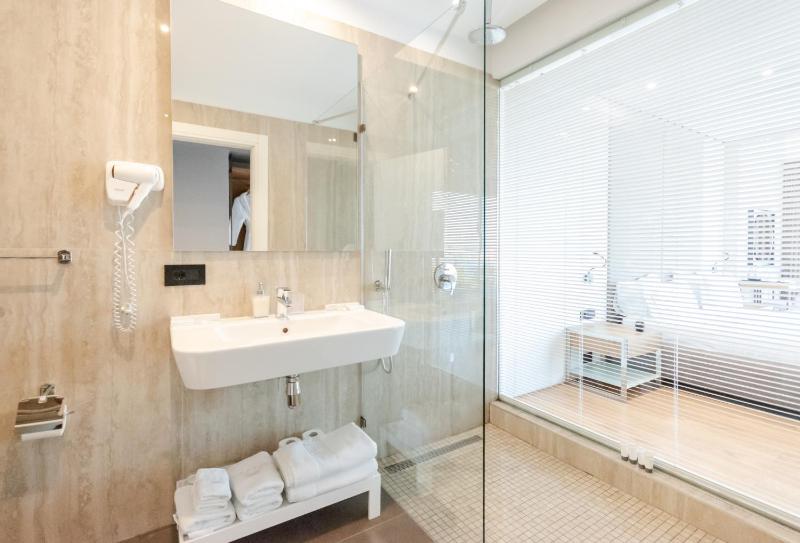 Double Room with Balcony and Sea View image 2