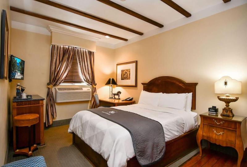 Deluxe Queen Room image 2