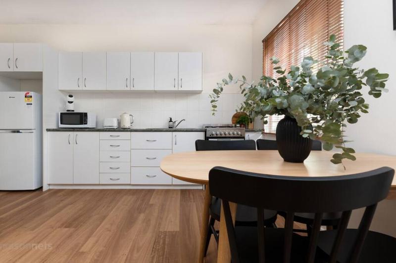 3 Bed Budget Brisbane Gem With Parking Near Gabba - image 15