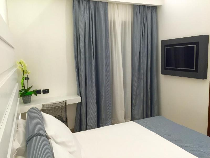 Double Room with Spa Bath image 4