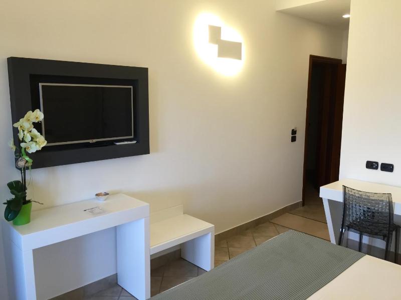 Double or Twin Room with Sea View image 3