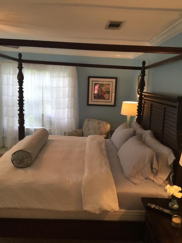 King Room with Pool View image 3