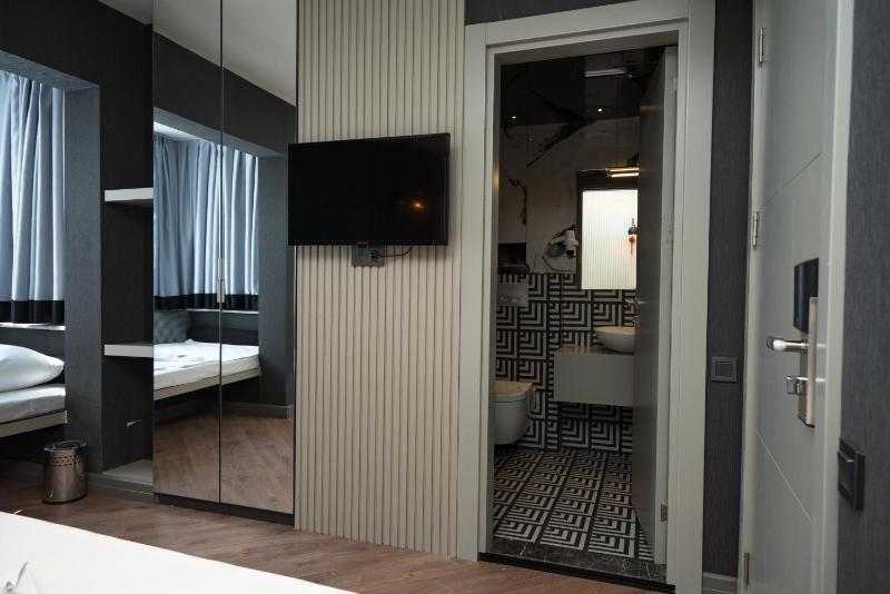 Deluxe Room (2 Adults + 1 Child) image 4