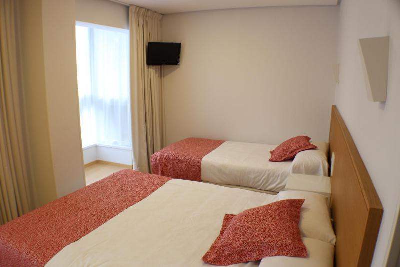 Twin Room image 4