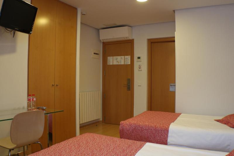 Twin Room image 3