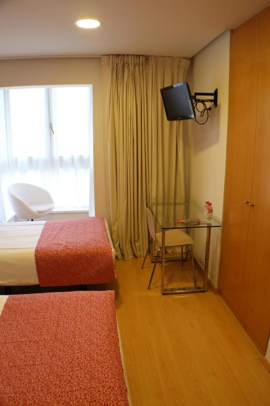 Twin Room image 2