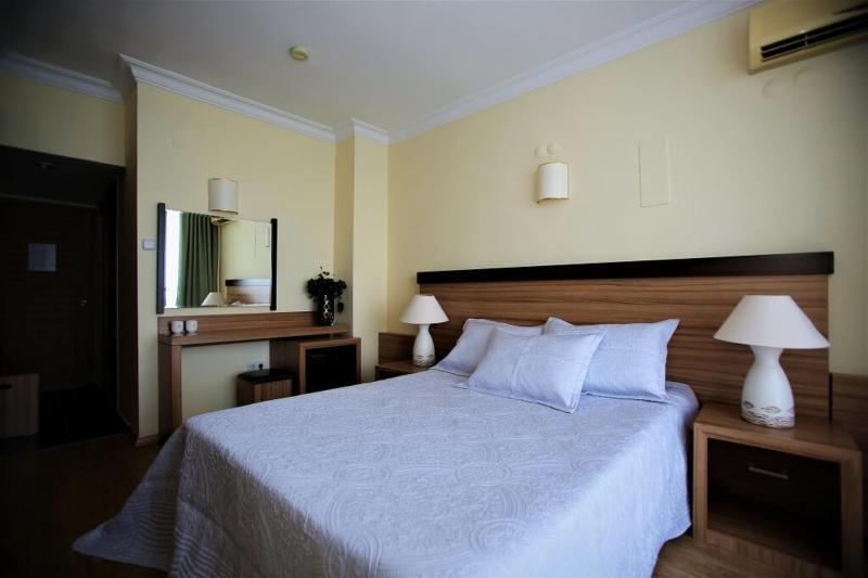 Standard Double or Twin Room with Sea View image 4