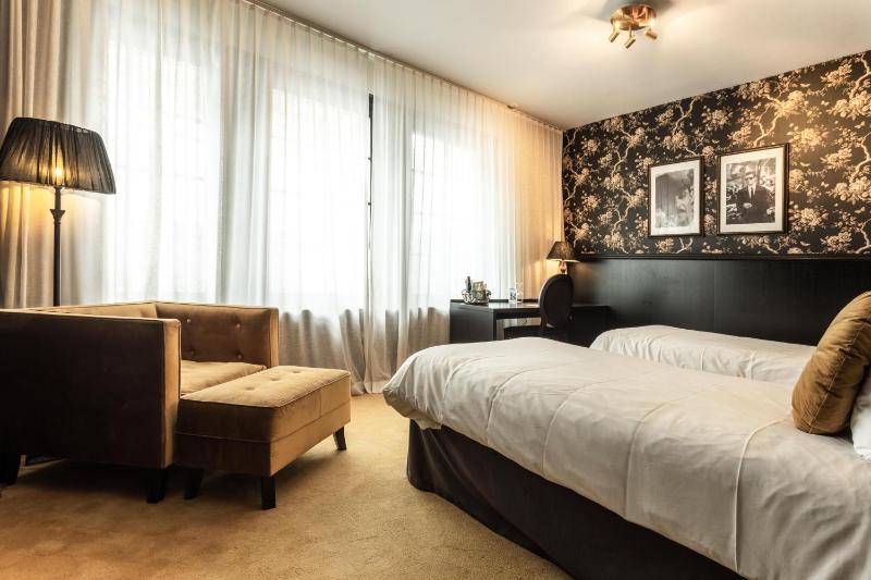 Classico Twin Room image 3