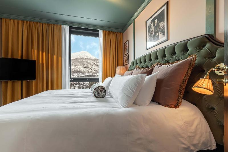 Standard Double Room with Mountain View image 3
