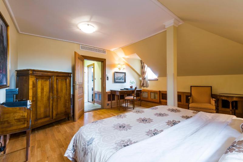 Deluxe Double Room image 2