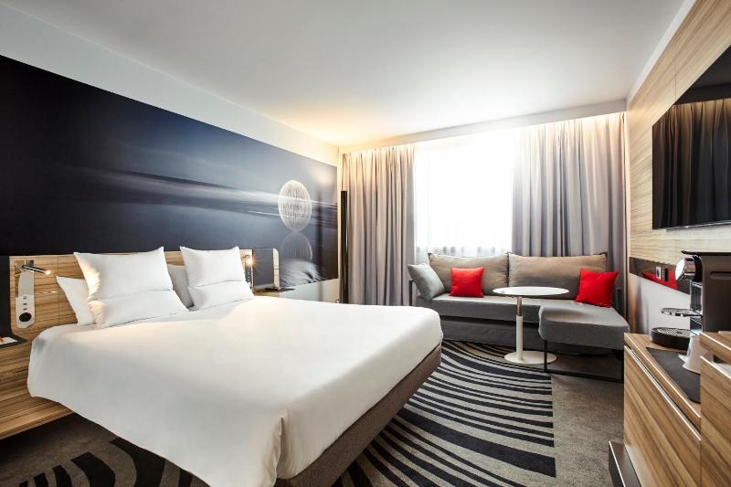 Standard Room with Swimming Pool View image 4