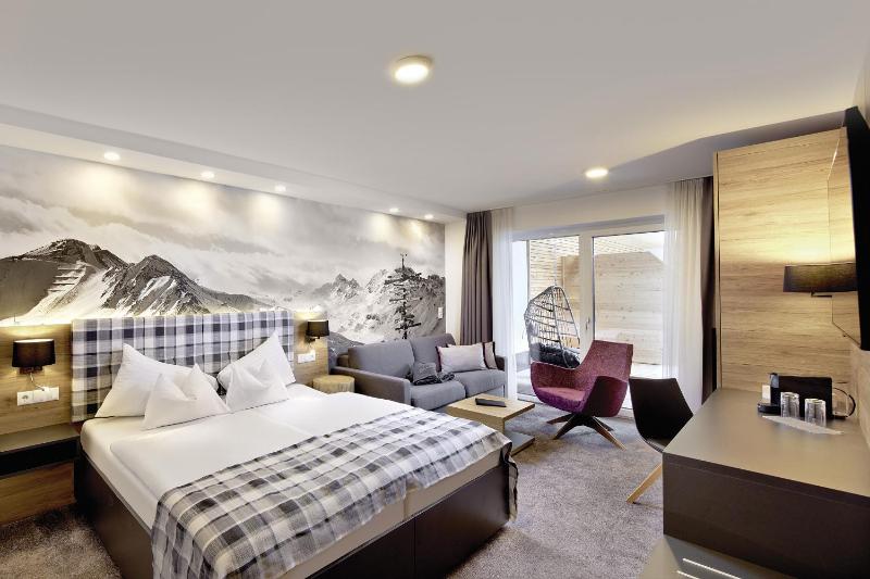 Double Room with Balcony image 1