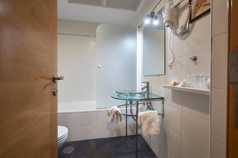 Triple Room (3 single Beds) image 3