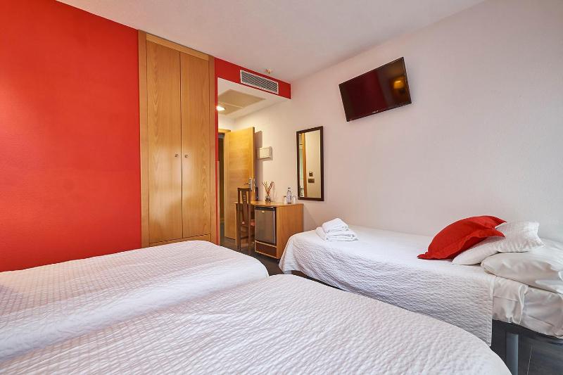 Triple Room (3 single Beds) image 2