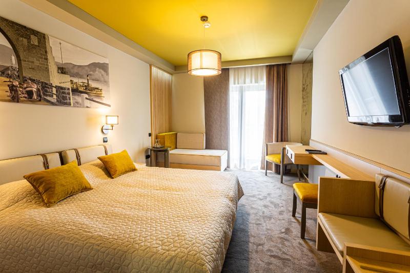 Triple Room with Balcony image 4