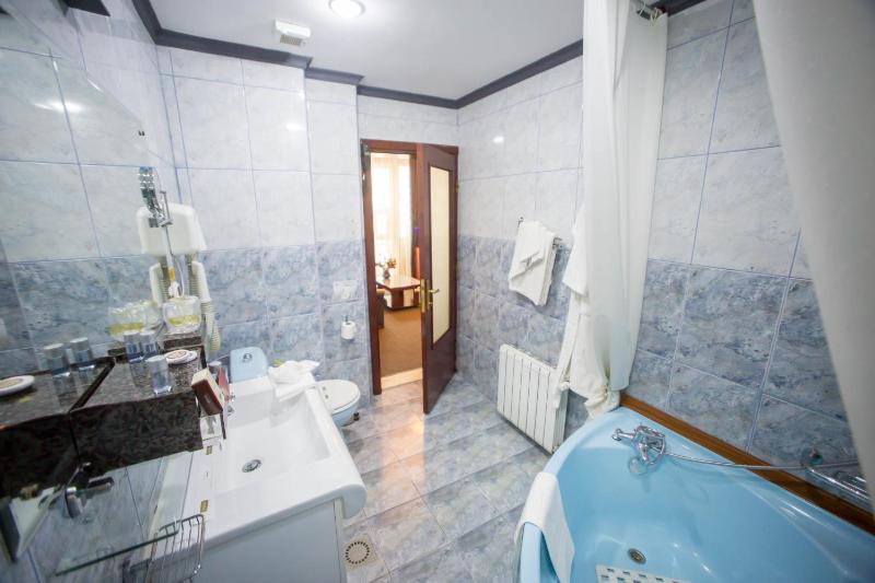 Deluxe Suite with Spa Bath image 1
