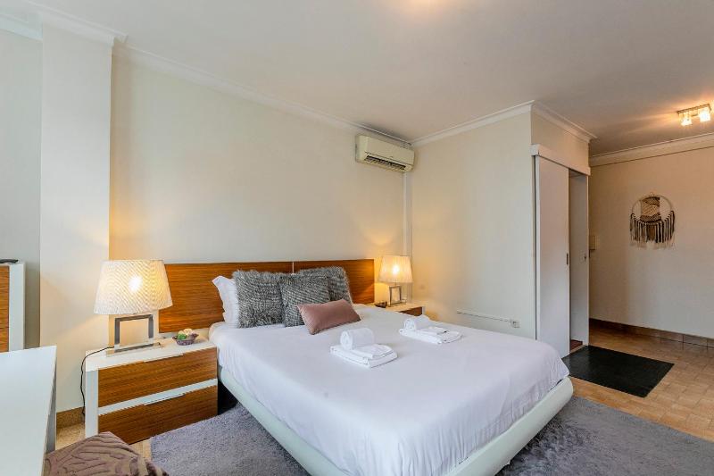 Stunning Clerigos Duplex apartment in the heart of Porto - image 2