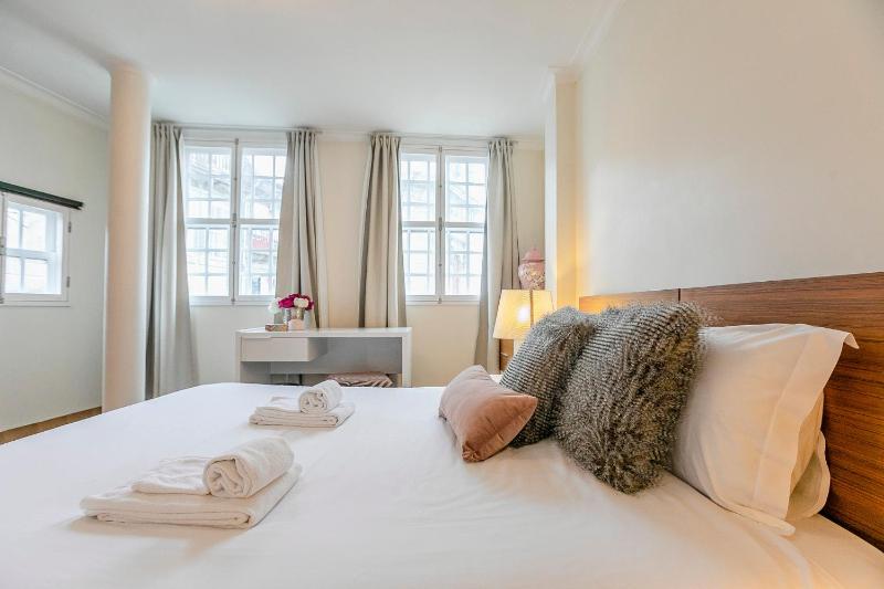 Stunning Clerigos Duplex apartment in the heart of Porto - image 16