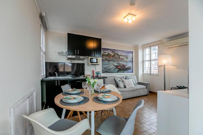 Stunning Clerigos Duplex apartment in the heart of Porto - image 11
