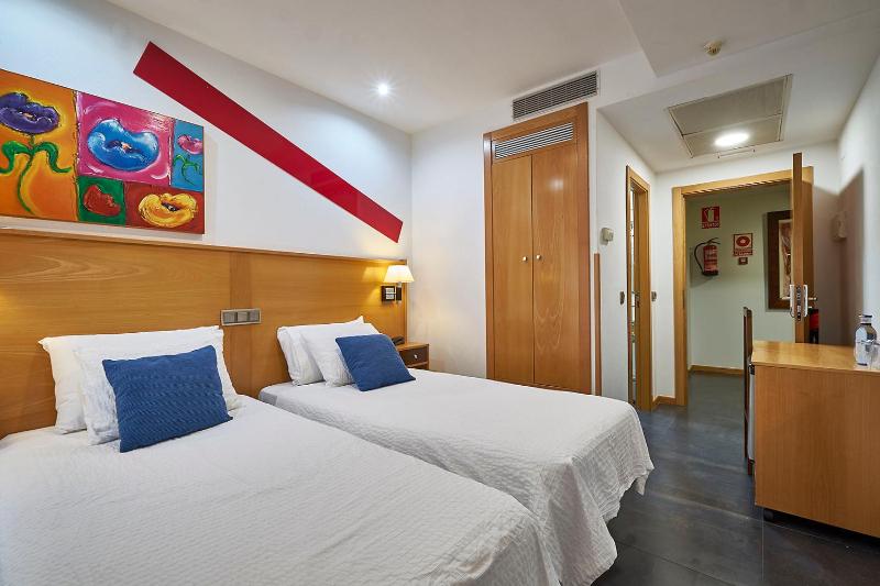 Twin Room image 2