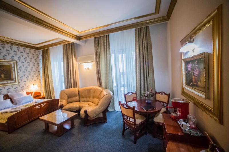 Deluxe Suite with Spa Bath image 2