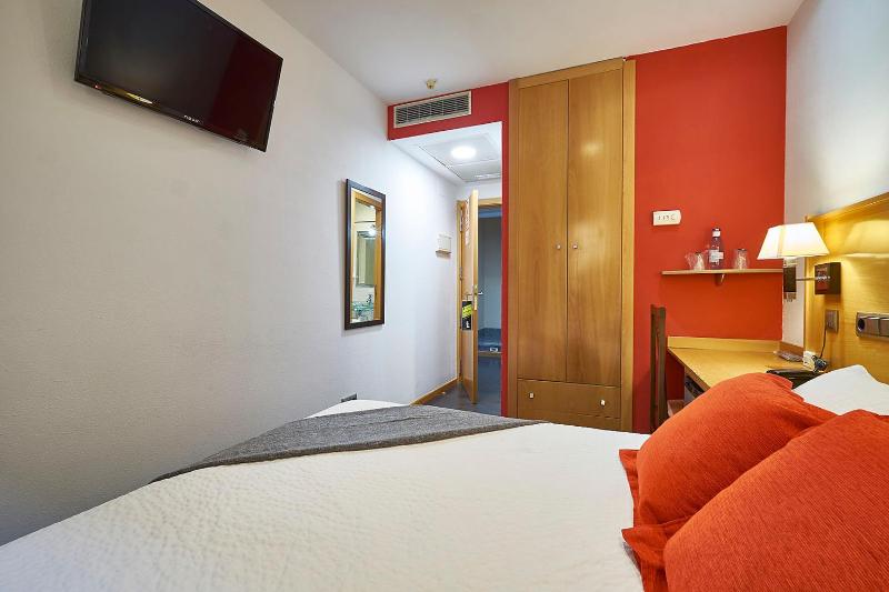 Double Room image 4