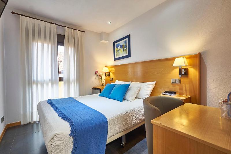 Double Room image 3
