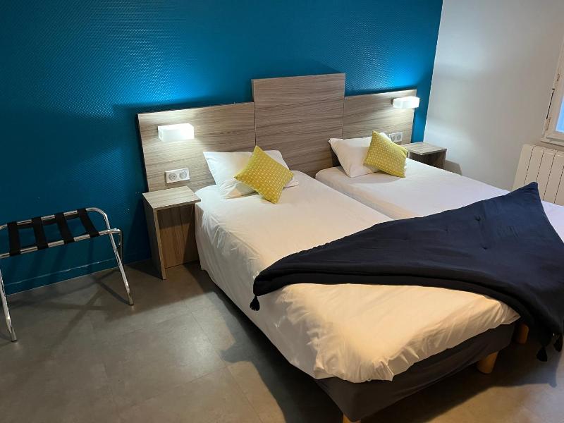 Standard Twin Room image 4