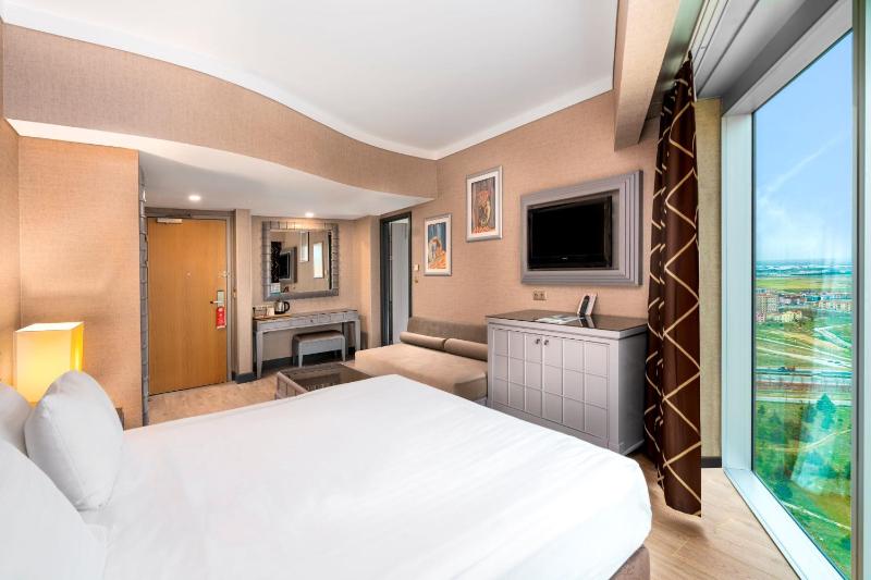 Corner Room image 3