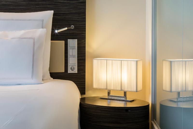 One-Bedroom Suite with Sea View image 2