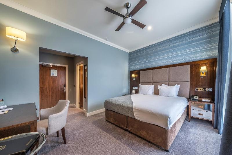 Superior Balcony Room image 3