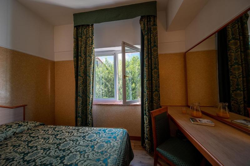 Single Room image 3