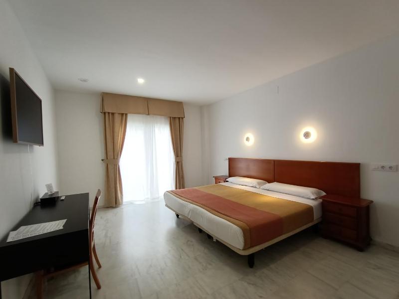 Double or Twin Room image 4