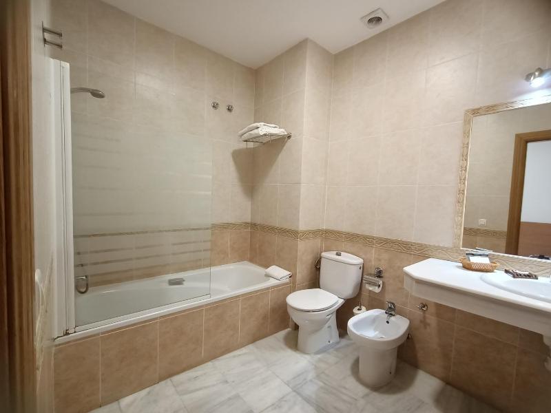 Twin Room image 2