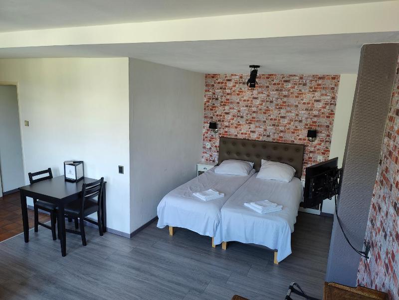 Double Room image 3