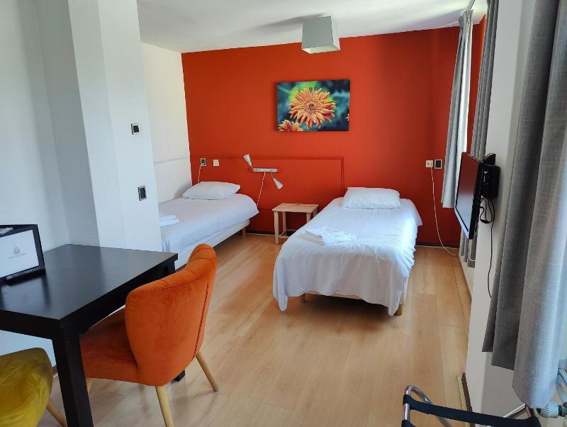 Twin Room image 4