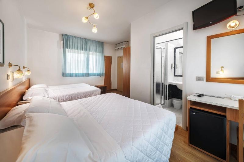 Quadruple Room with Sea View image 4