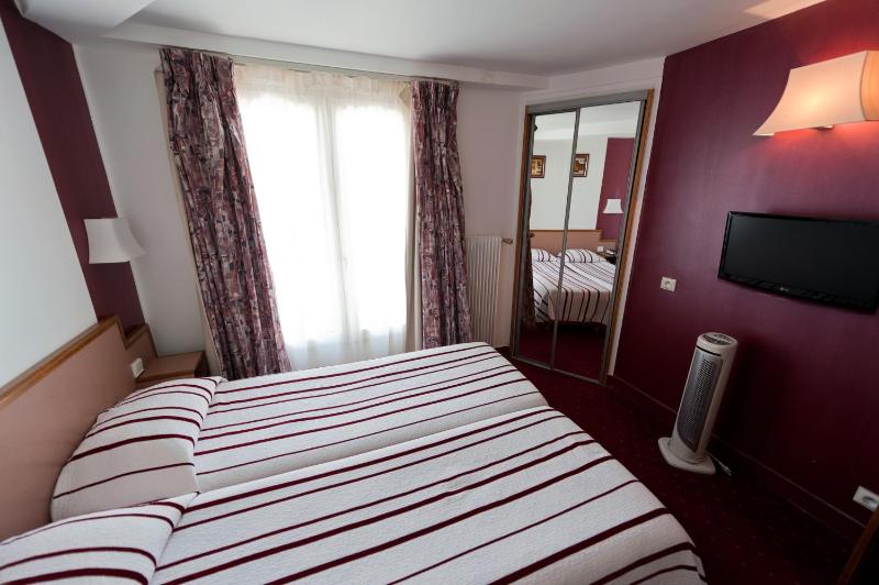 Twin Room image 4