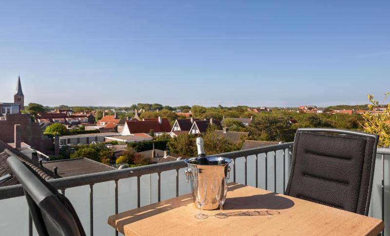 Deluxe Double Room with Balcony and Sea View image 2