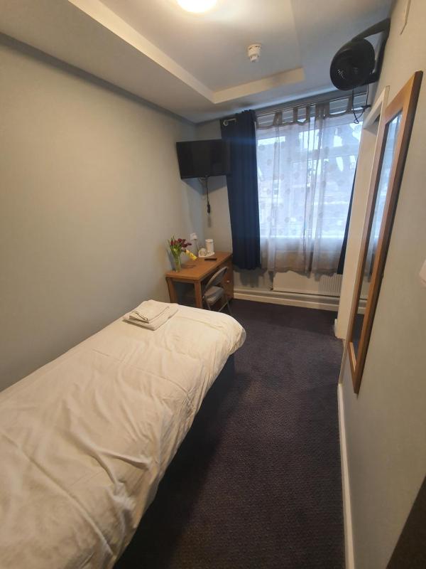 Single Room image 3