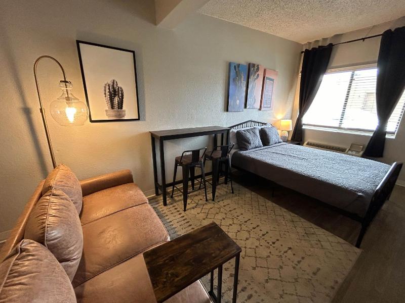 Queen Suite - Non-Smoking image 2